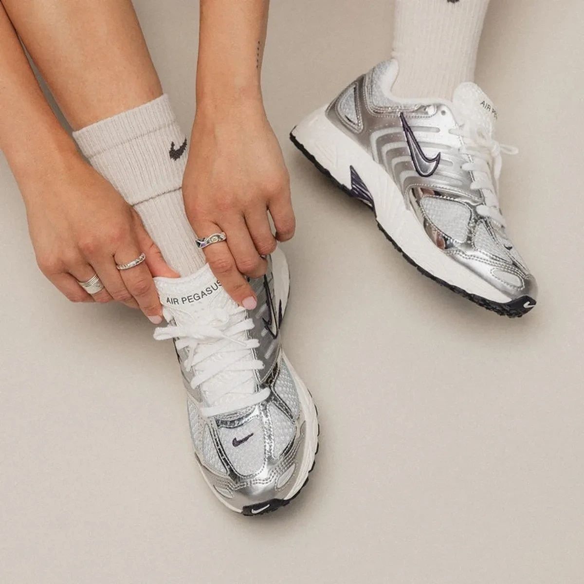 Кросівки жіночі NIKE AIR PEGASUS 2K5 CHROME LIFESTYLE SHOE METALLIC HJ7310-025 HJ7310-025 36 фото