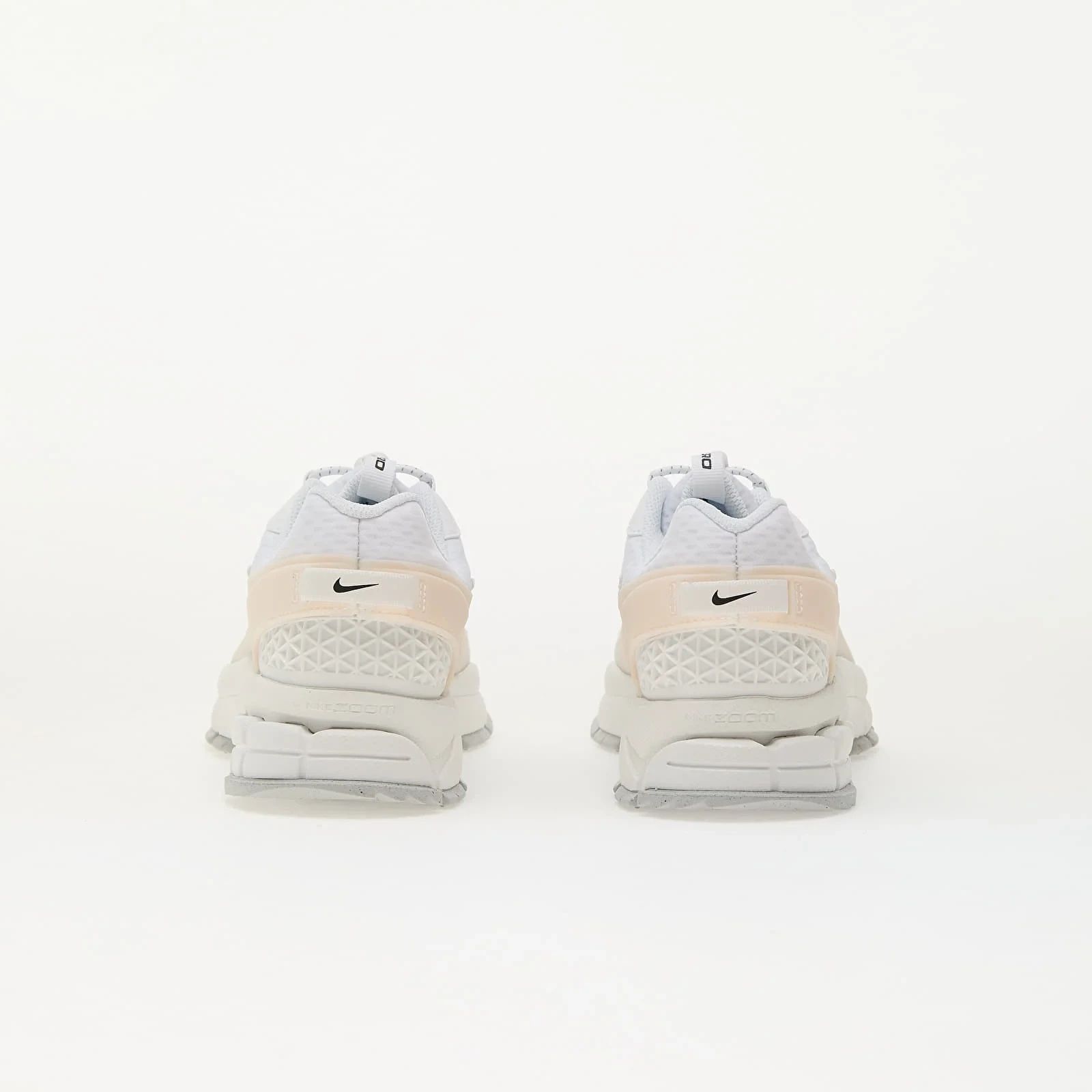 Кроссовки женские NIKE ZOOM VOMERO ROAM HJ4646-100 HJ4646-100 40 фото