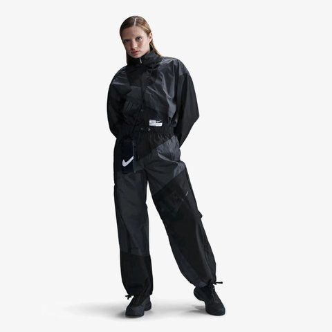 Женский спортивный костюм NIKE W NSW STREET WVN JKT HJ0176-060-HJ4178-060 HJ0176-060-HJ417 XS8-060 фото